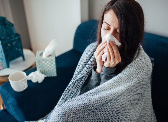 Tabelle: Der Unterschied zwischen COVID-19, Grippe, Erkältungen und Allergien